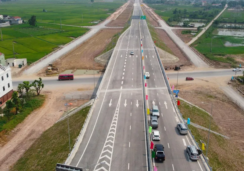 Một đoạn cao tốc Bắc Nam đang vươn mình, thể hiện kỳ vọng vào sự phát triển kinh tế địa phương dọc tuyến.