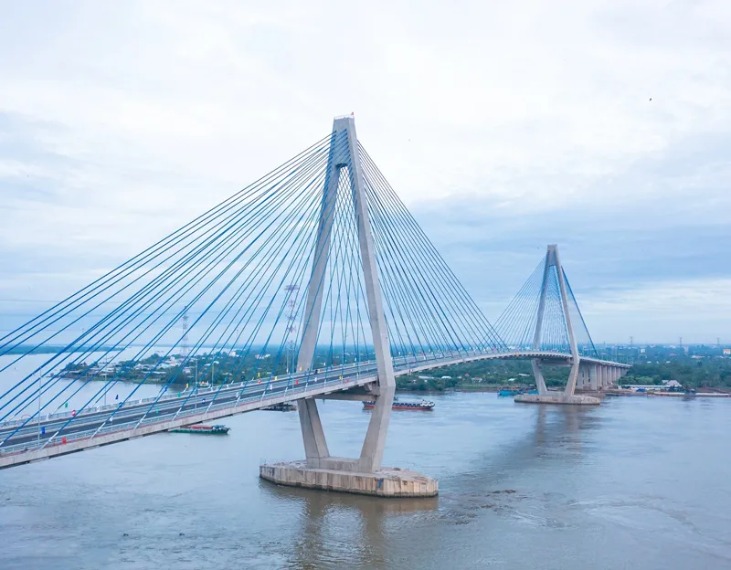 Cầu Mỹ Thuận 2 bắc qua sông, biểu tượng kết nối Vĩnh Long và Tiền Giang trên tuyến cao tốc Bắc Nam.