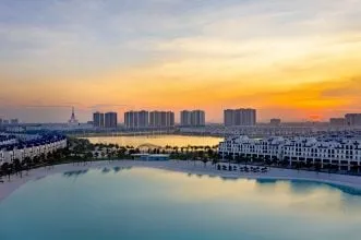 Toàn cảnh biển hồ nhân tạo Vinhomes Ocean Park với bãi cát trắng và hàng dừa xanh, gần biển nhân tạo Hưng Yên