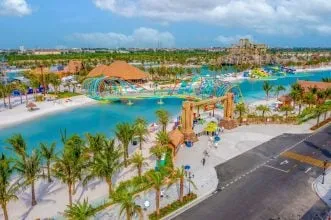 Bãi biển nhân tạo VinWonders Wave Park Hưng Yên với bờ cát trắng và làn nước xanh mát, nằm trong Vinhomes Ocean Park 2