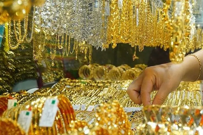 Kiểm tra trọng lượng riêng của vàng bằng nước và cân, một phương pháp khoa học để phân biệt vàng thật