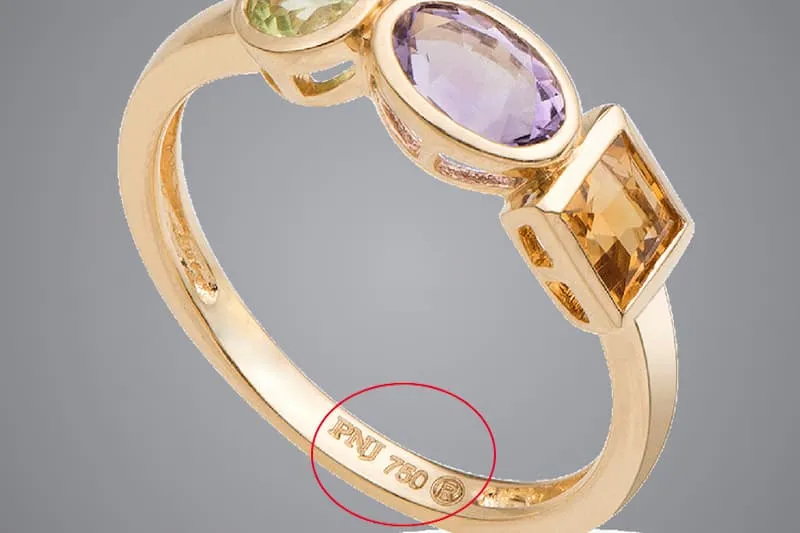 Kiểm tra các ký hiệu, dấu đóng trên miếng vàng để xác định chất lượng và nguồn gốc