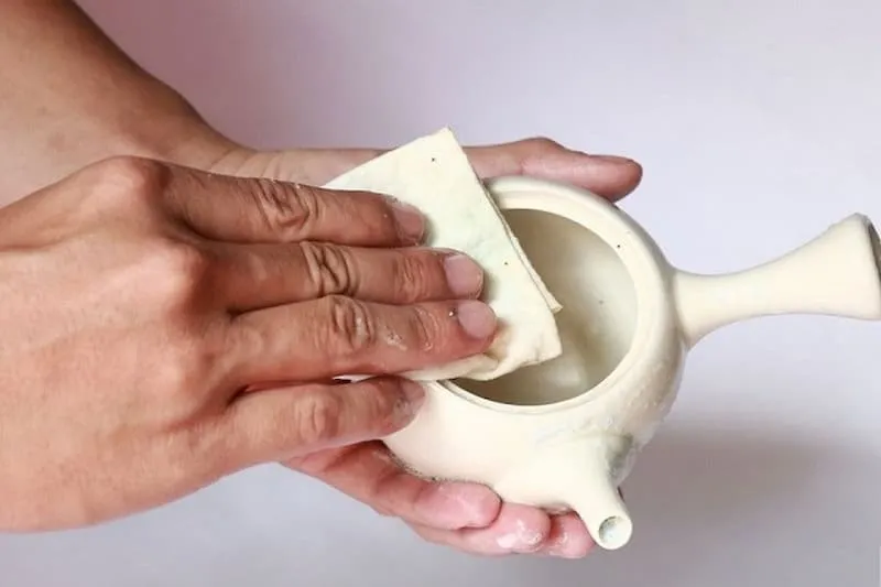 Cọ xát vàng lên bề mặt gốm để xem màu vết xước, phân biệt vàng thật