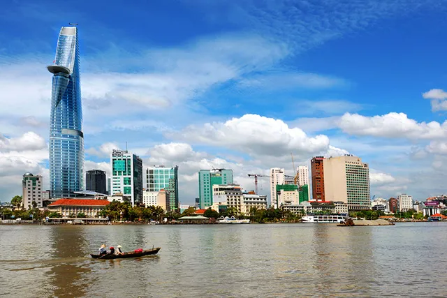 Tòa nhà Bitexco với kiến trúc búp sen vươn cao, nhìn từ sông Sài Gòn thơ mộng