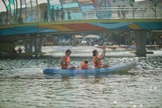 Du khách trải nghiệm chèo thuyền kayak trên hồ nước mặn Laguna tại VinWonders Wave Park Hưng Yên