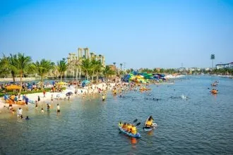 Khách du lịch vui chơi trên các đường trượt nước hiện đại tại VinWonders Wave Park, biển nhân tạo Hưng Yên
