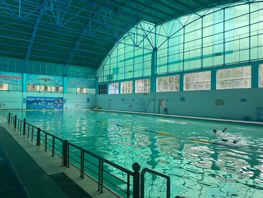 Bể bơi 4 mùa Định Công được phân chia làm hai khu vực cho người lớn và trẻ em