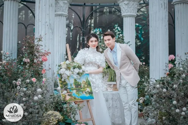 Đôi vợ chồng hạnh phúc nhìn về phía chân trời, tượng trưng cho câu hỏi về sự hợp tuổi