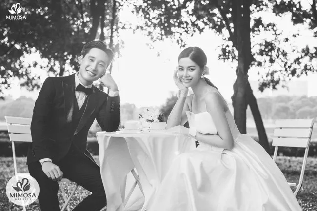Bàn tay của một cặp đôi đang chạm vào nhau, thể hiện sự kết nối và hòa hợp