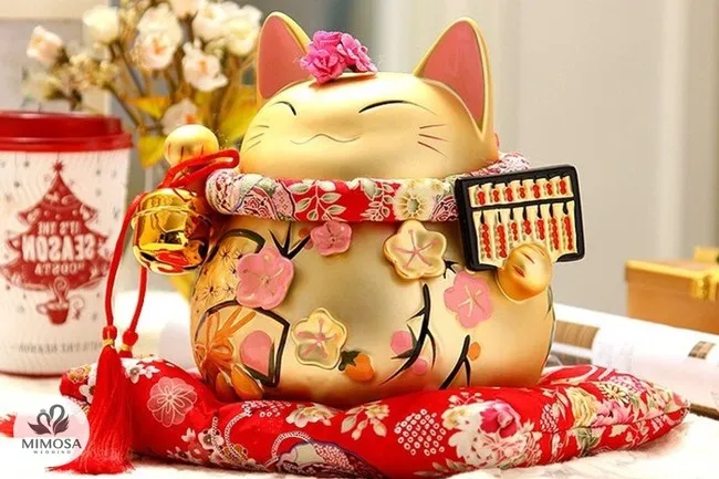 Cặp đôi nắm tay nhau đi trên con đường lãng mạn, biểu tượng cho hành trình hôn nhân