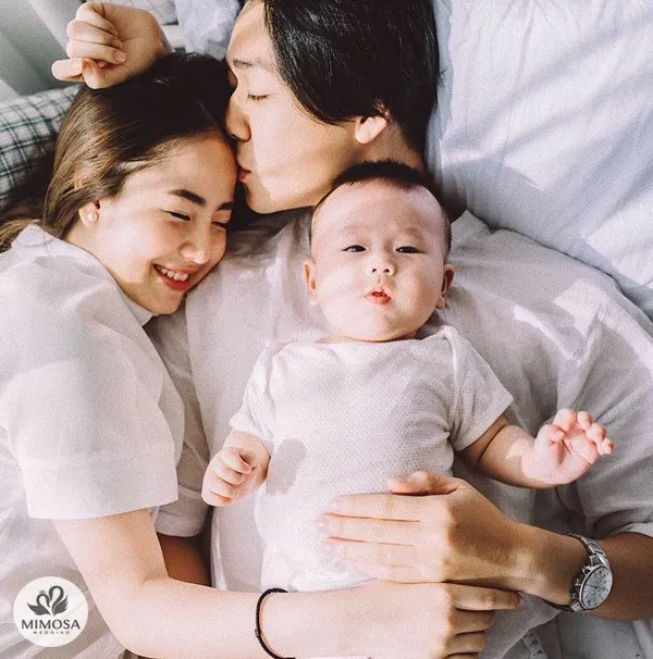 Một cặp đôi đang nhìn nhau với ánh mắt trìu mến, tượng trưng cho tình yêu vượt qua mọi rào cản