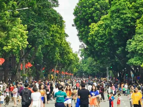Phố đi bộ Hồ Gươm luôn nhộn nhịp mỗi khi hoạt động
