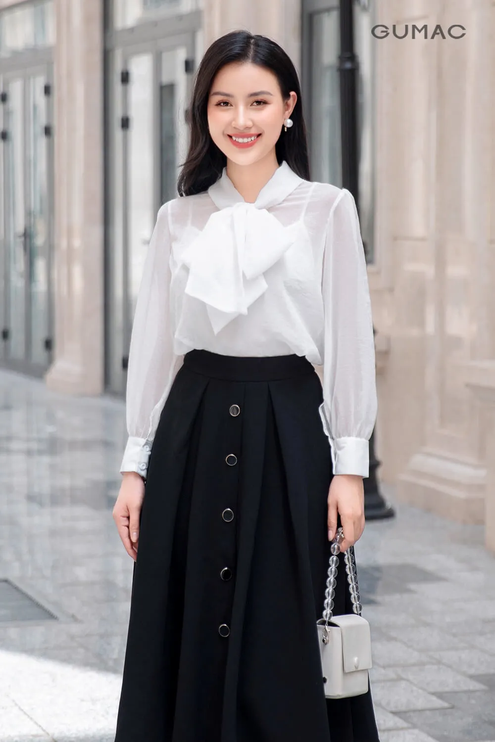 Màu đen hợp với tuổi Tý 1996