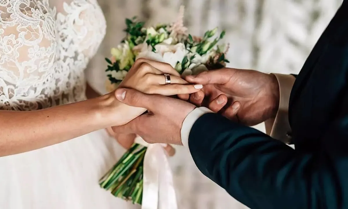 Đôi uyên ương trong lễ cưới, tượng trưng cho hạnh phúc hôn nhân