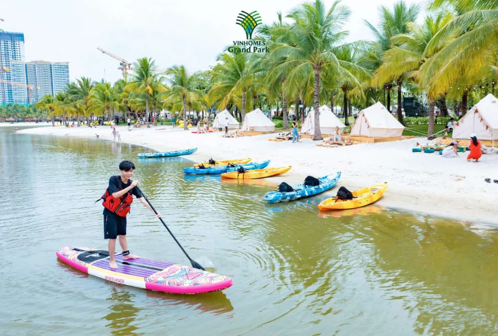 Hoạt động chèo thuyền kayak trên biển nhân tạo Vinhomes Grand Park