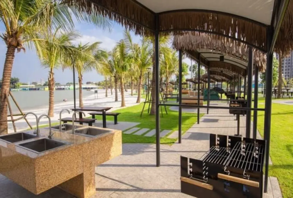 Khu vực BBQ đầy đủ tiện nghi với bếp nướng và bồn rửa tại biển nhân tạo