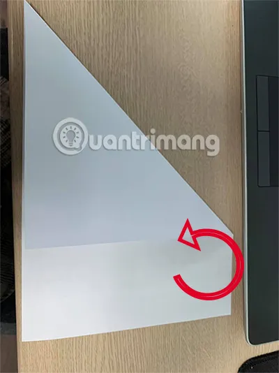 Gấp tờ giấy hình chữ nhật thành hình tam giác để tạo hình vuông