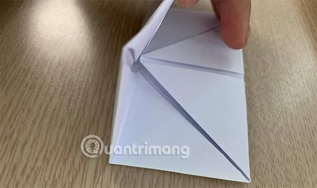 Gấp đôi tờ giấy theo chiều ngang và dọc để tạo nếp gấp