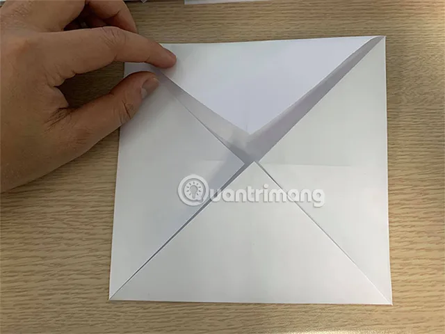 Gấp bốn góc vuông của tờ giấy vào tâm giữa