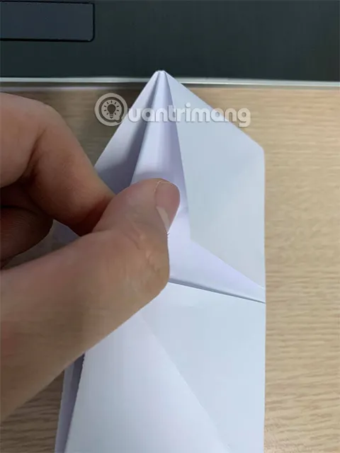 Luồn bốn ngón tay vào các góc và mở ra để tạo hình trò chơi