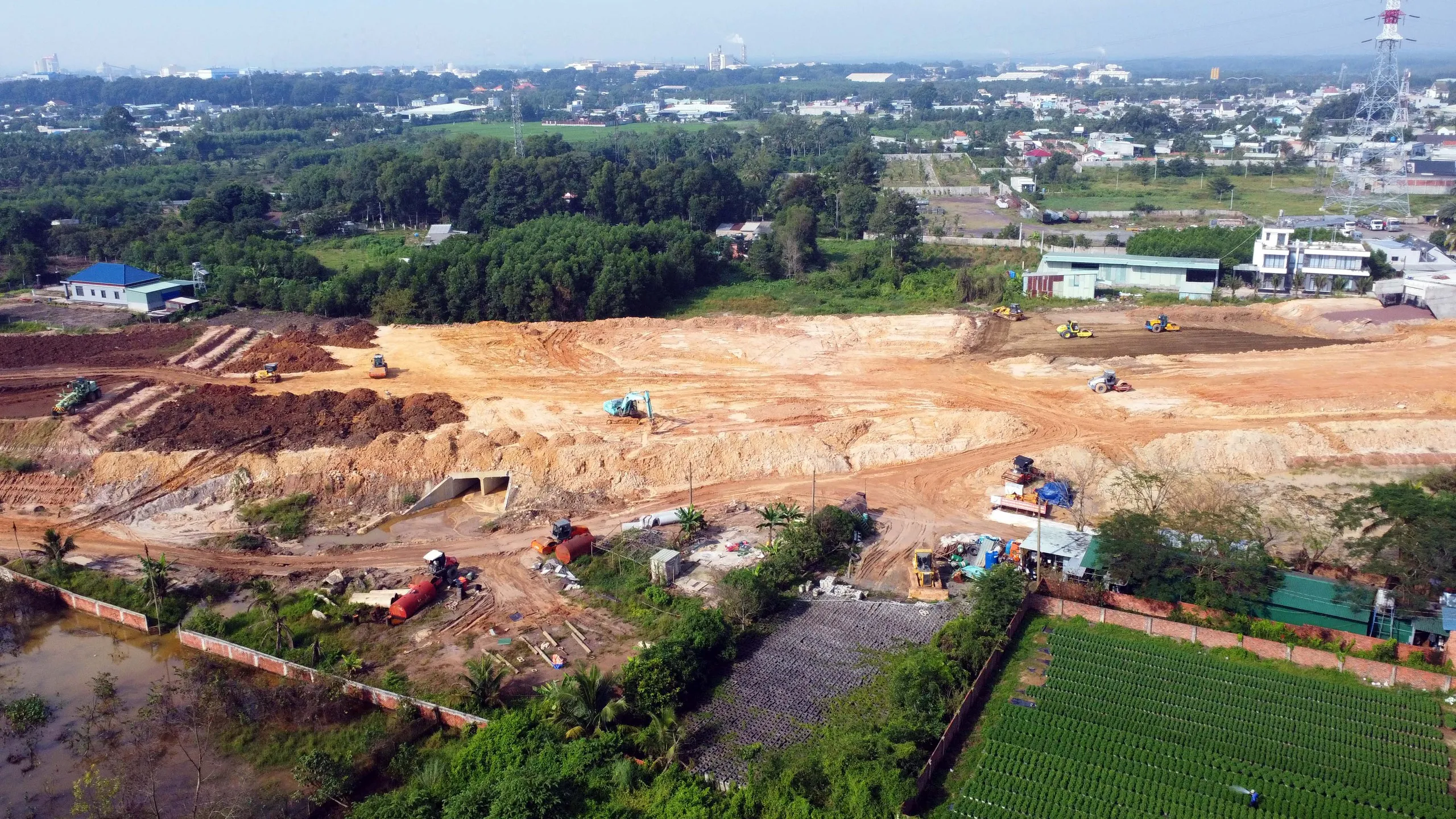 Nhiều vị trí trên cao tốc Biên Hòa - Vũng Tàu vẫn còn ngổn ngang