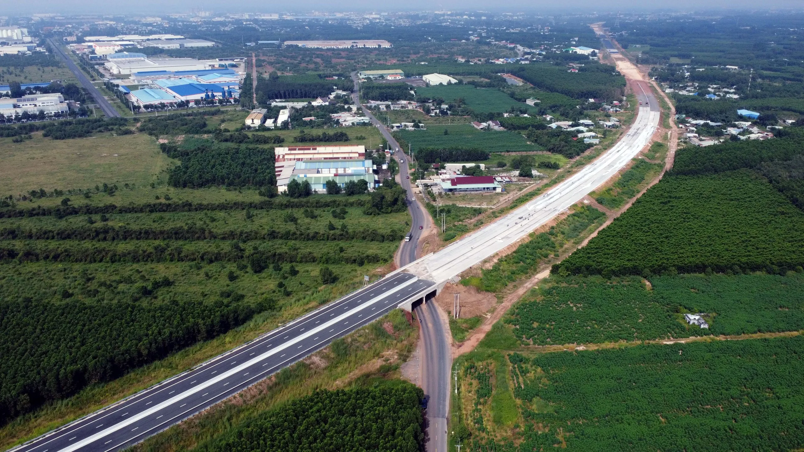 Mặt đường cao tốc đoạn giáp ranh Đồng Nai và TP.HCM đã có hình hài