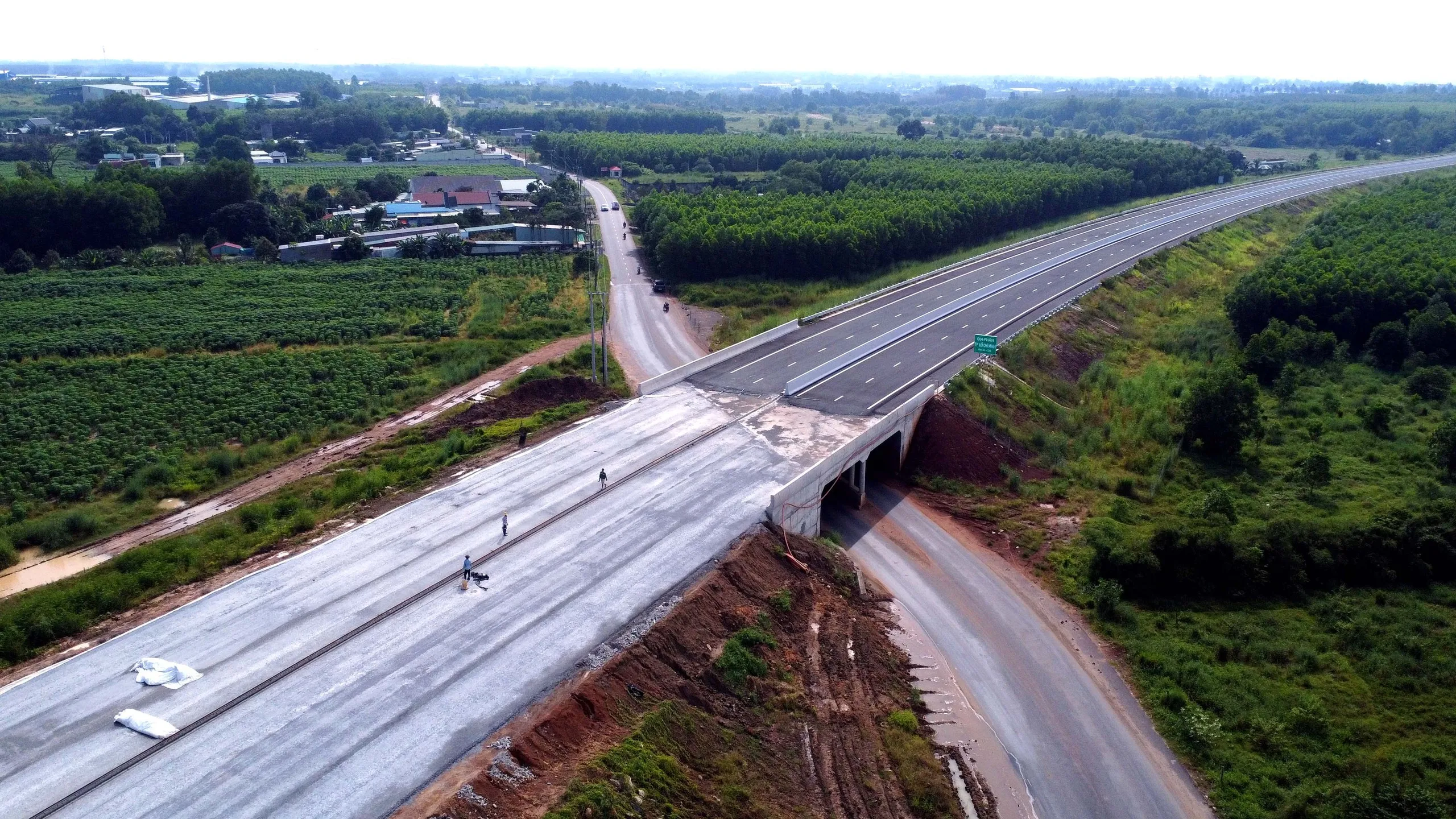 Hoàn thiện mặt đường cao tốc tại đoạn giáp ranh