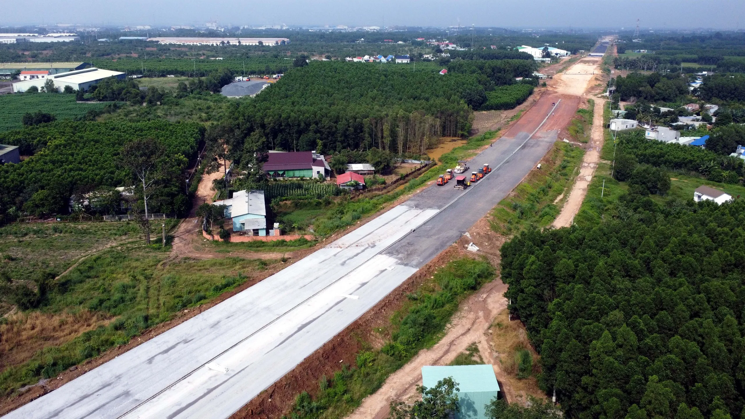 Các nhà thầu đang tăng tốc thi công tại đoạn nối liền giữa hai tỉnh