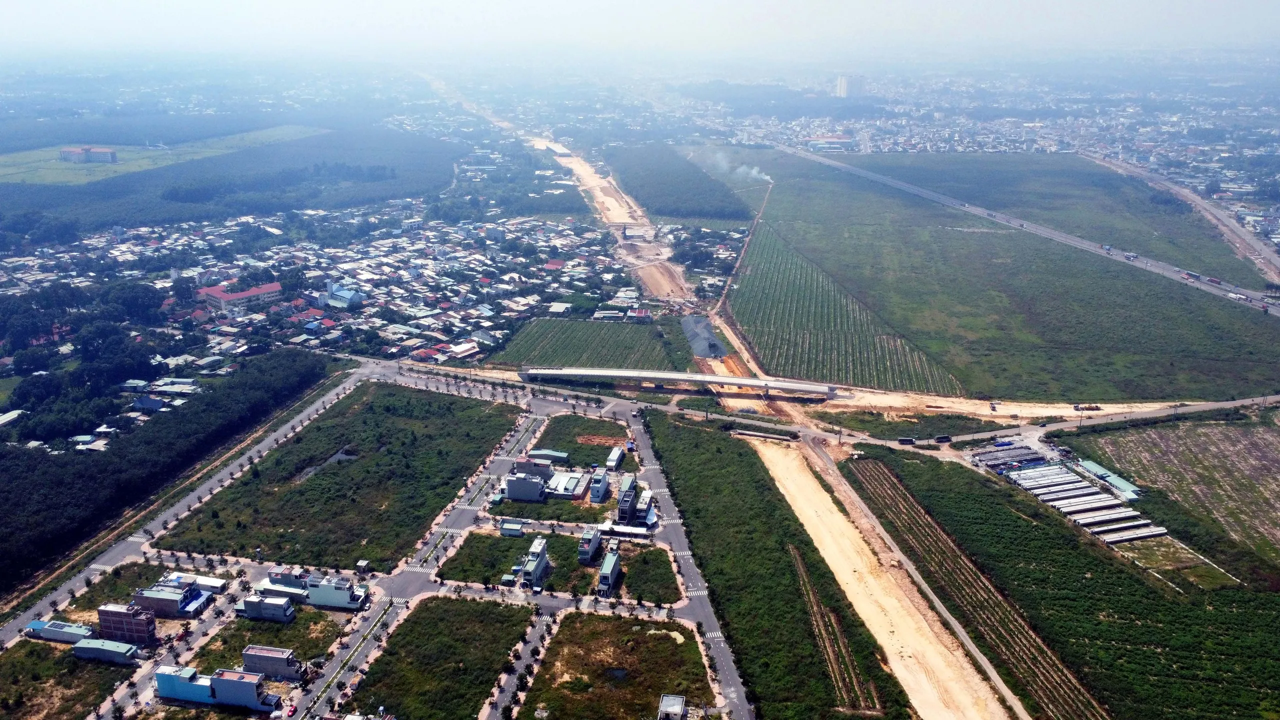 Máy móc tập trung lu nền đường sau khi giải tỏa mặt bằng tại xã Bình An