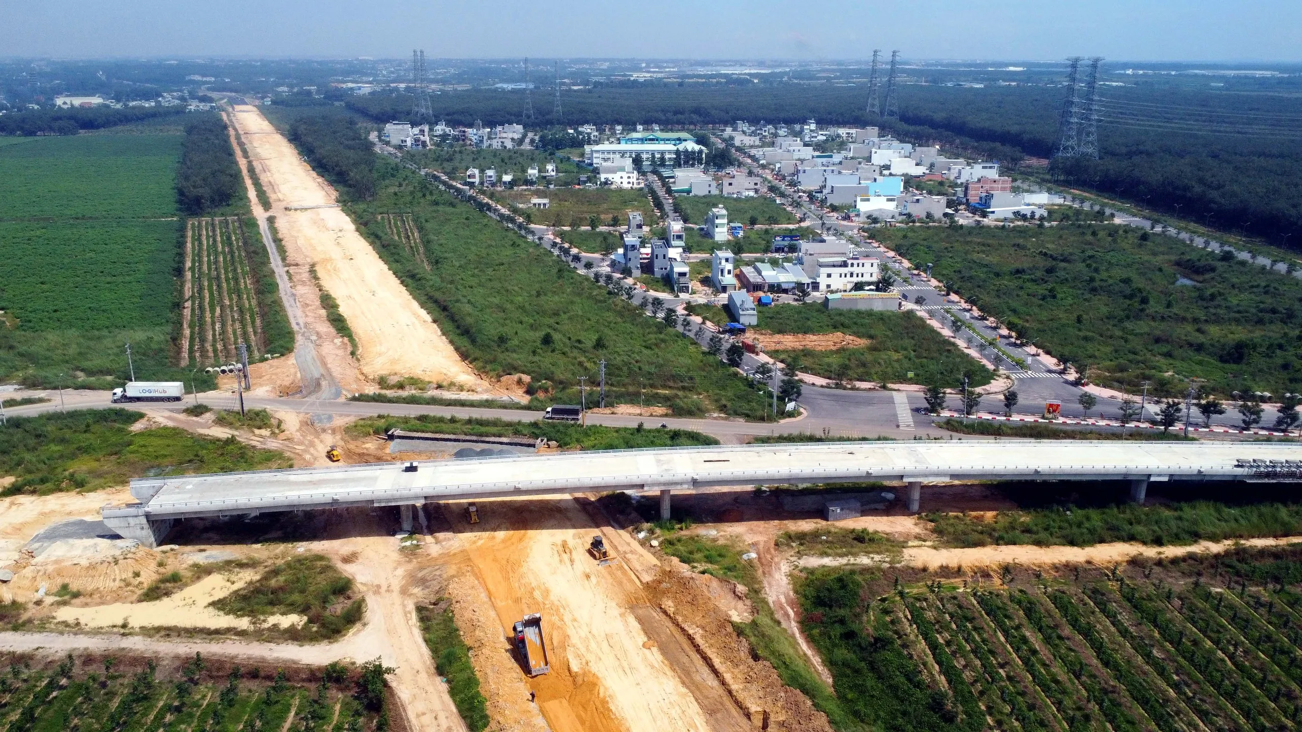 Các nhà thầu tăng cường thi công với máy móc và nhân công