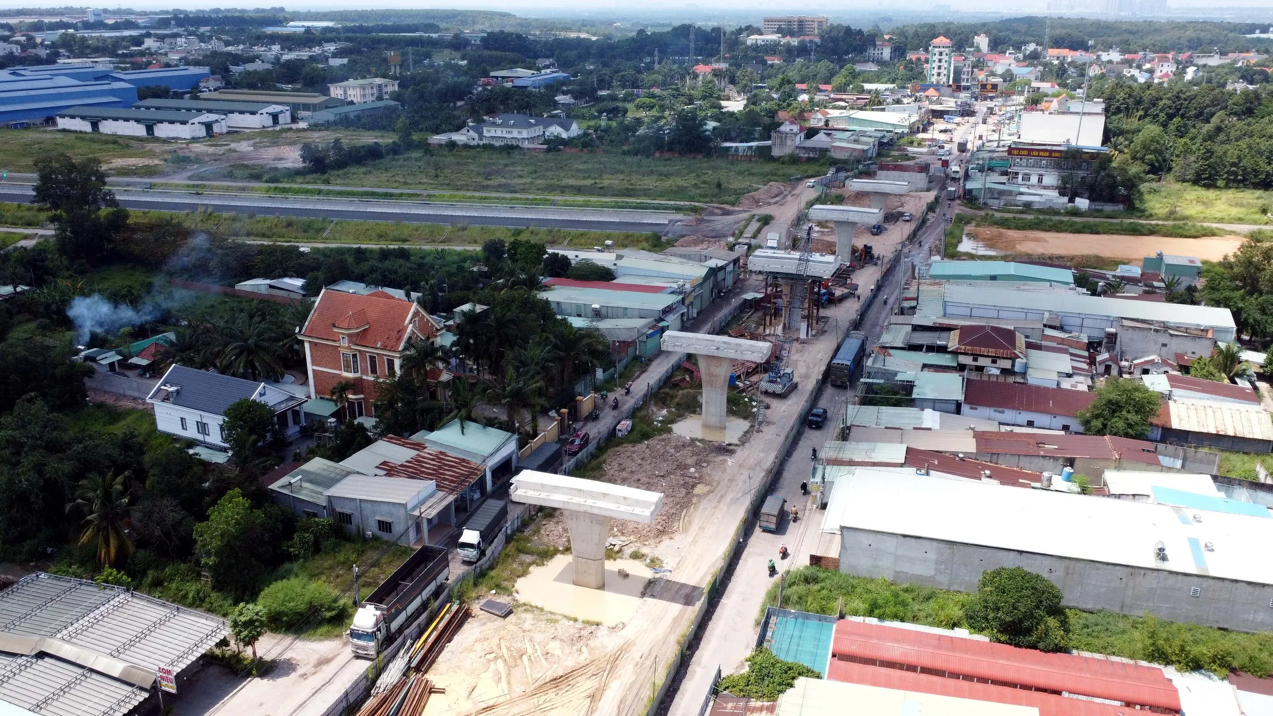 Khu vực thi công ngổn ngang gần ngã ba Thái Lan, với rào chắn và đất lầy lội