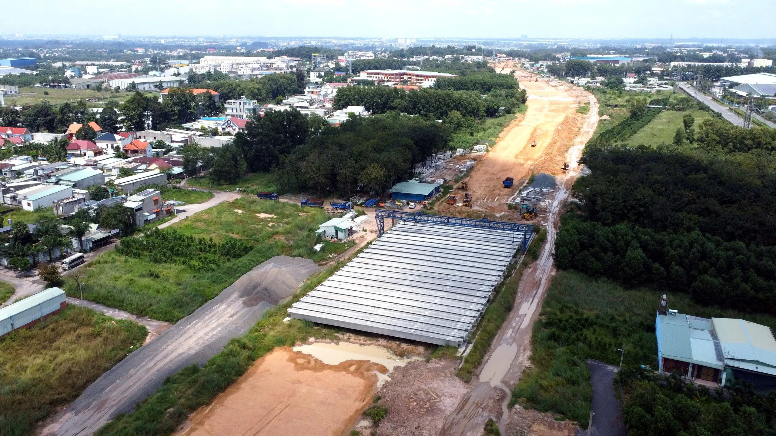 Một bên đường cao tốc đã cơ bản hoàn thành, bên còn lại vẫn đang thi công dang dở