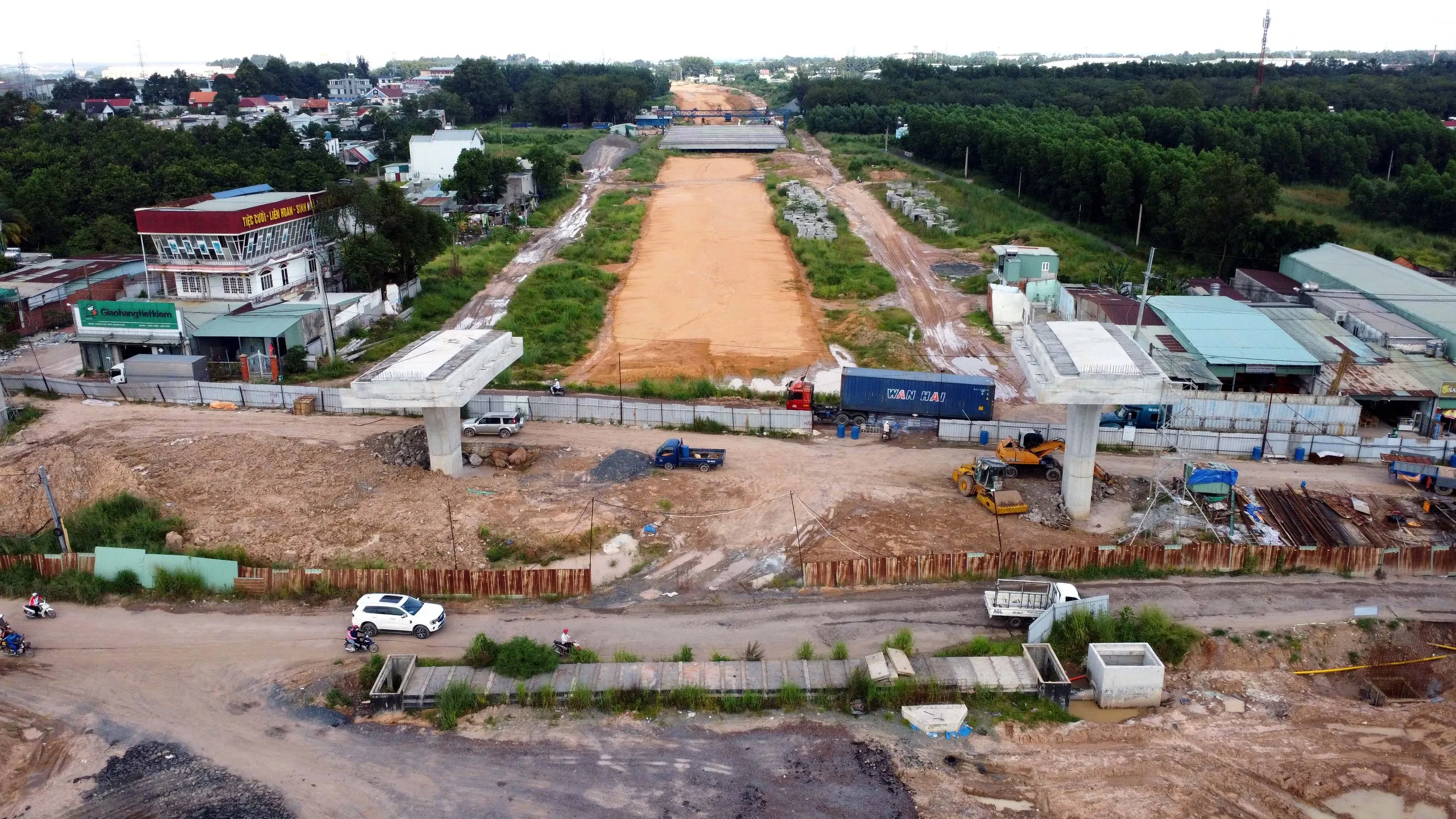 Cảnh thi công cầu dở dang và mặt bằng chưa được san lấp tại cao tốc