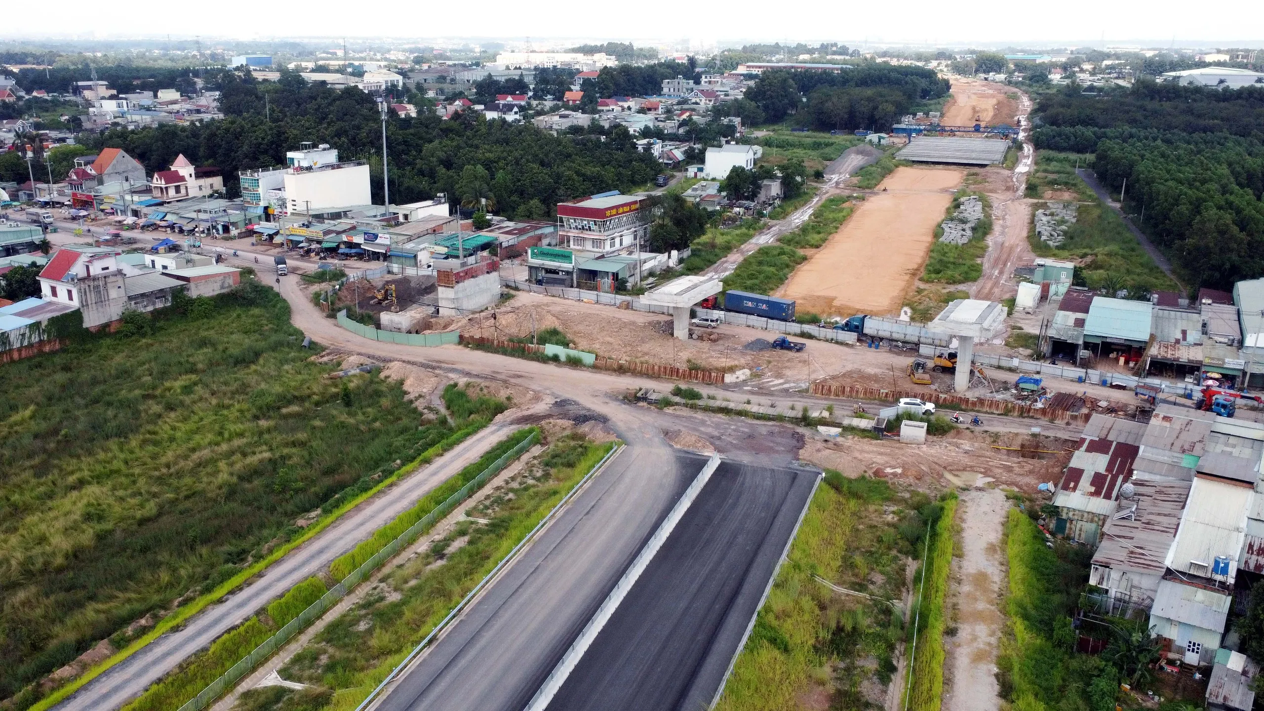 Trụ cầu đã được dựng lên nhưng mặt đường vẫn chưa hoàn thiện tại ngã ba Thái Lan