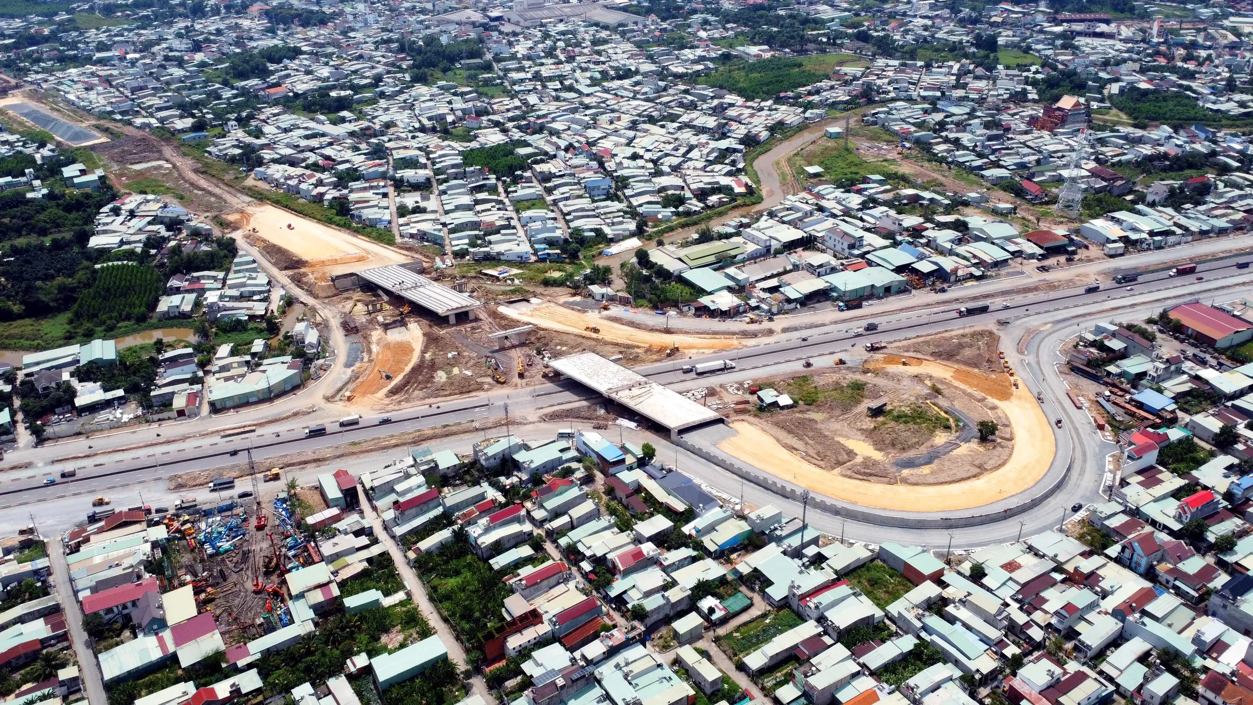 Xe cơ giới và máy móc hạng nặng đang hoạt động trên công trường cao tốc