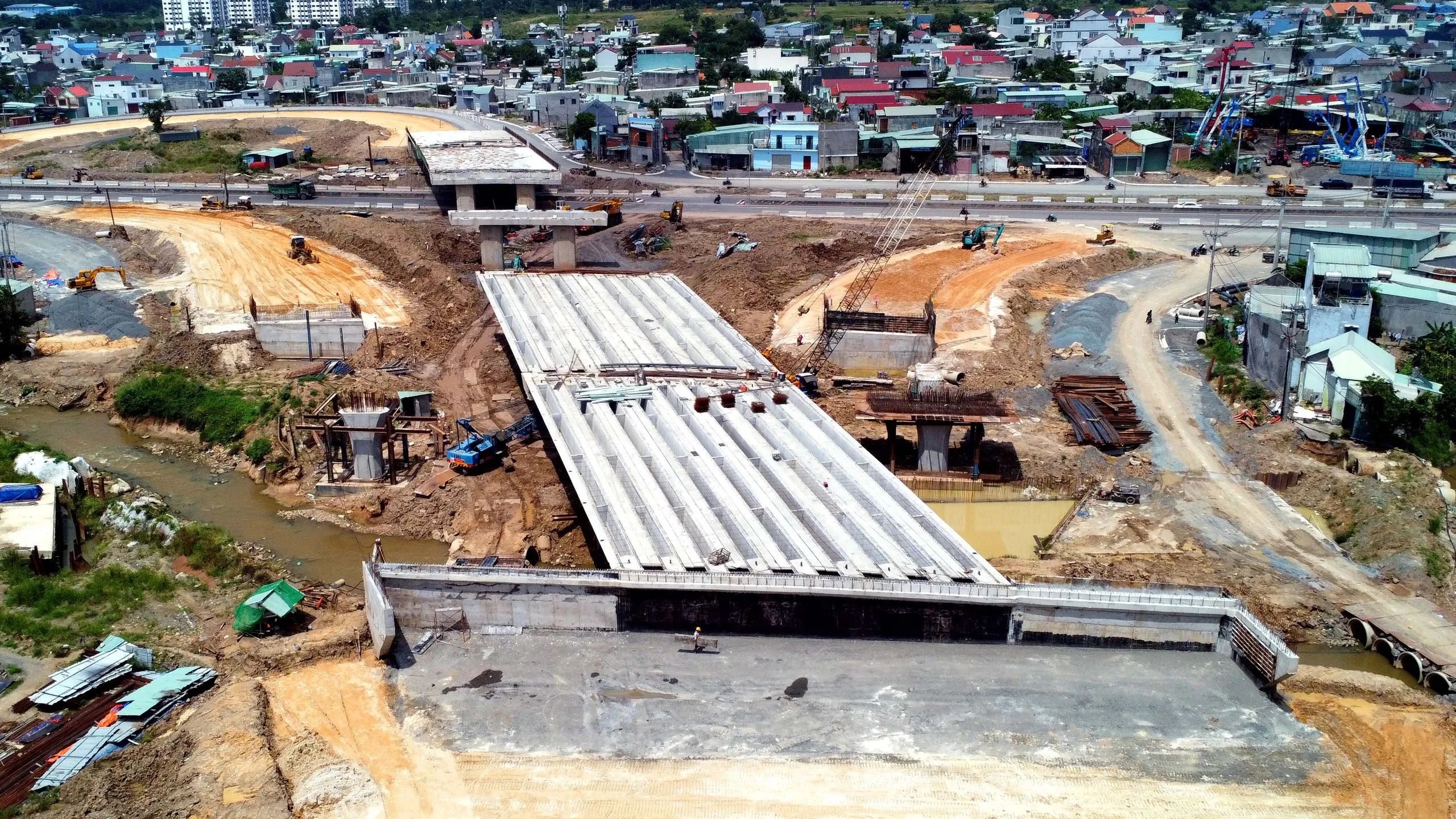 Công nhân và thiết bị thi công đang gấp rút làm việc tại đoạn đường Võ Nguyên Giáp