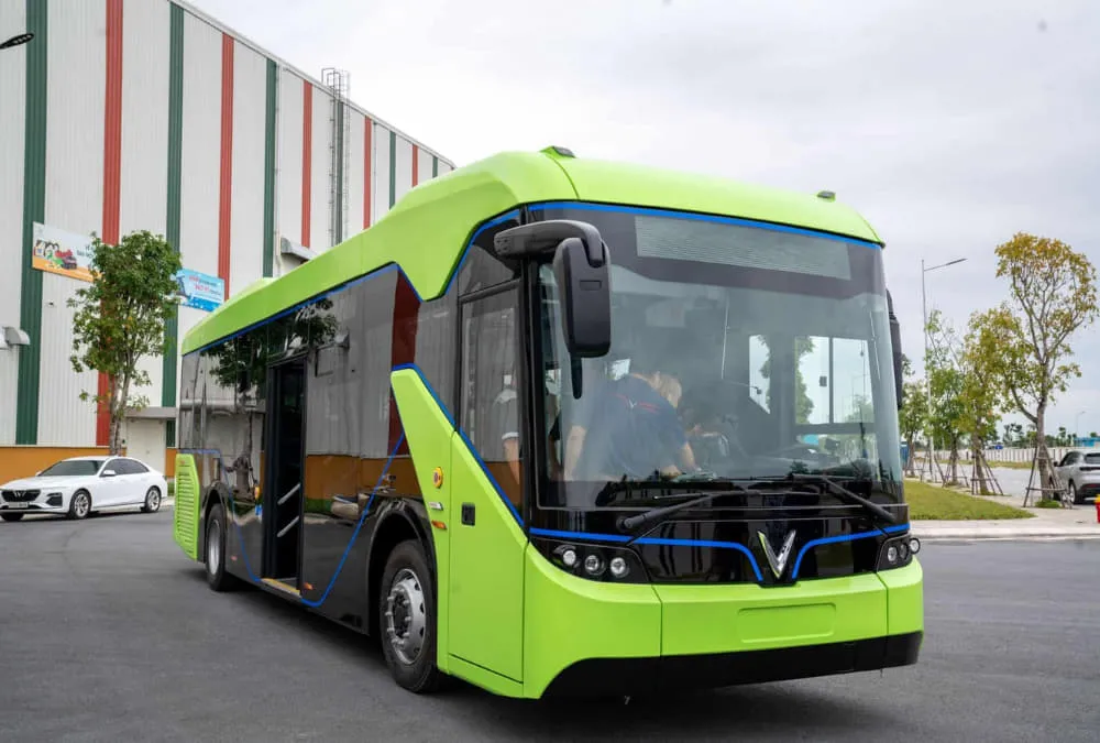 Xe buýt điện Vinfast tuyến D4 đưa khách đến Vinhomes Grand Park Quận 9