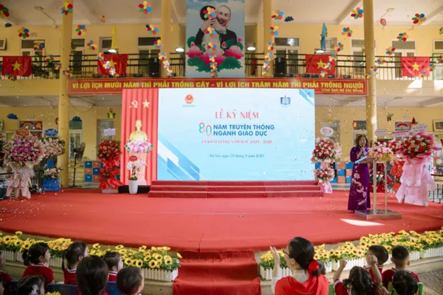 Cô Nguyễn Thị Chuyên, Hiệu trưởng Trường Mầm non Mỹ Đình 1, phát biểu tại buổi lễ khai giảng năm học mới