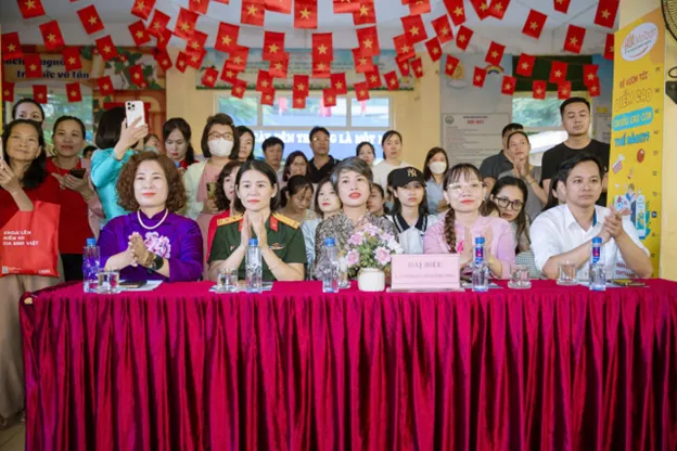 Các đại biểu và đại diện chính quyền địa phương tặng hoa chúc mừng Trường Mầm non Mỹ Đình 1