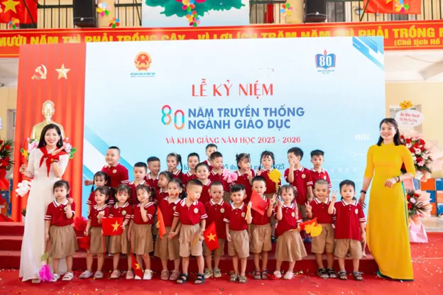 Cô và trò Trường Mầm non Mỹ Đình 1 rạng rỡ chào đón năm học mới với nụ cười tươi