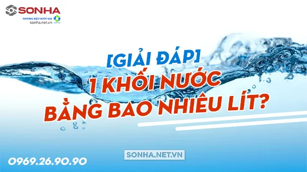 Một người đàn ông đang xem đồng hồ đo nước.