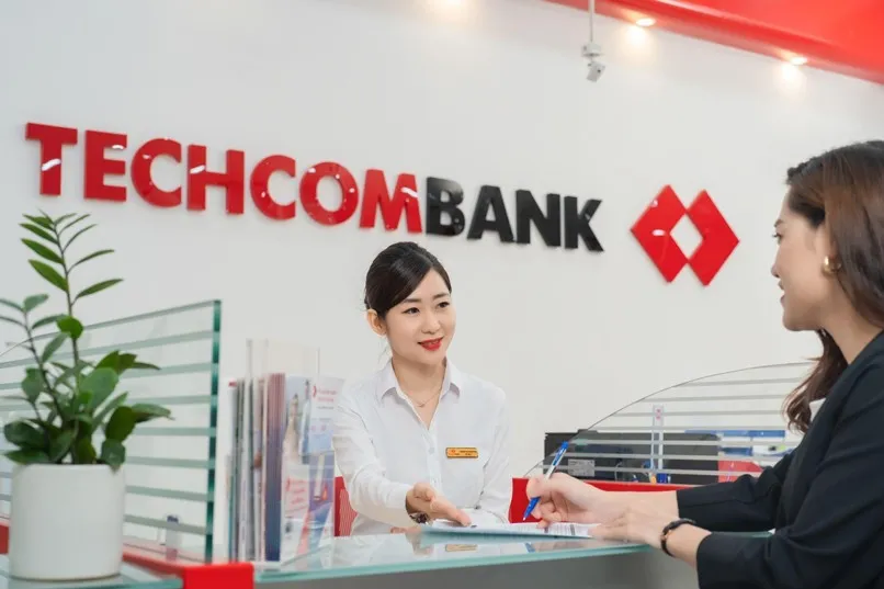 Chuyên viên ngân hàng đang tư vấn về lãi suất và các khoản phí vay vốn