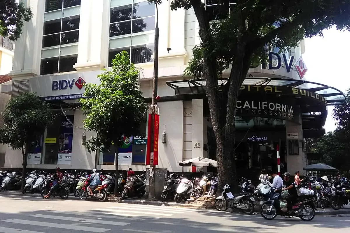 Góc nhìn từ trên cao của một khu đô thị sầm uất với nhiều tòa nhà thương mại