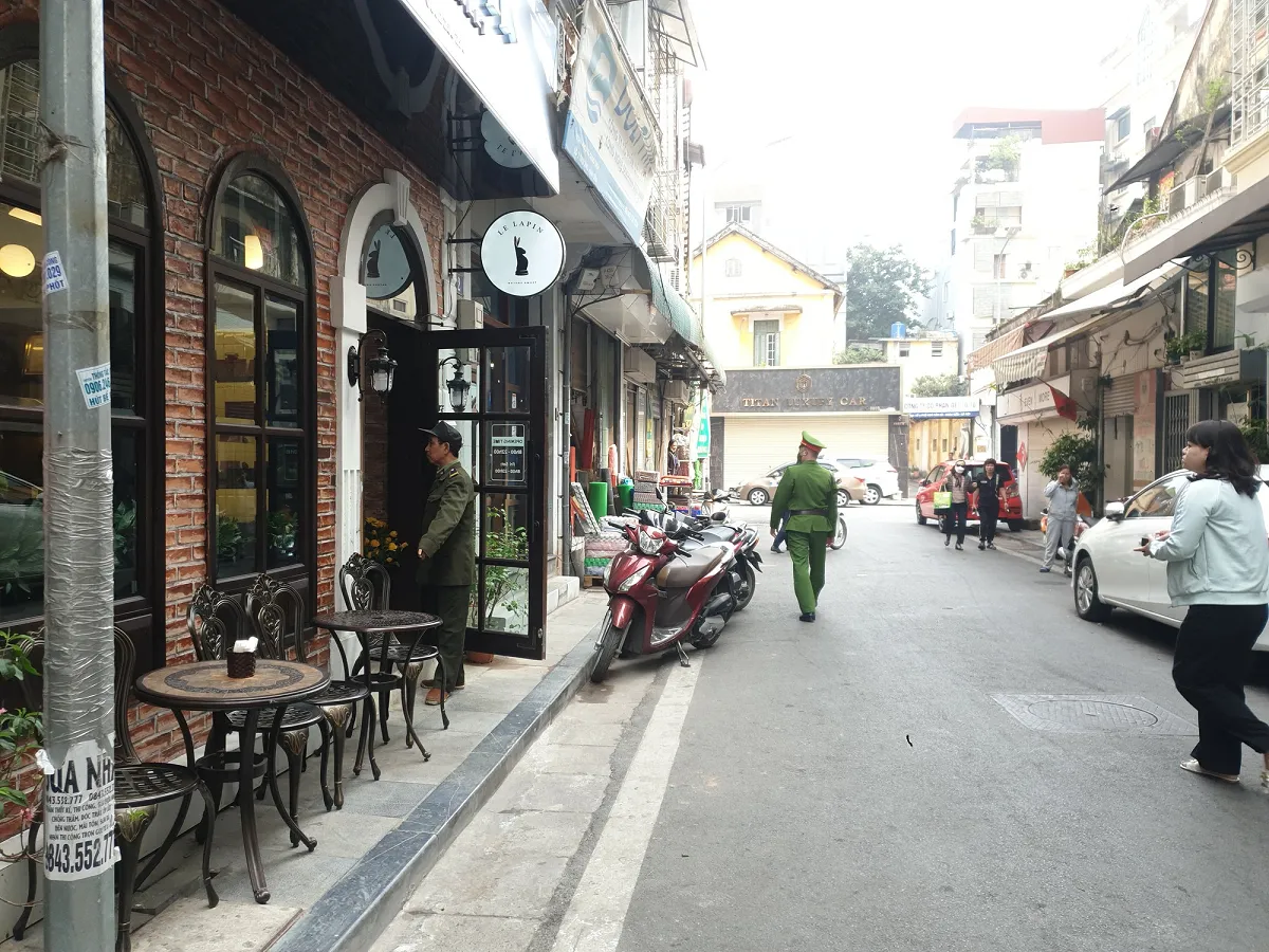 Toàn cảnh một con phố kinh doanh sầm uất với hàng loạt cửa hàng và tòa nhà
