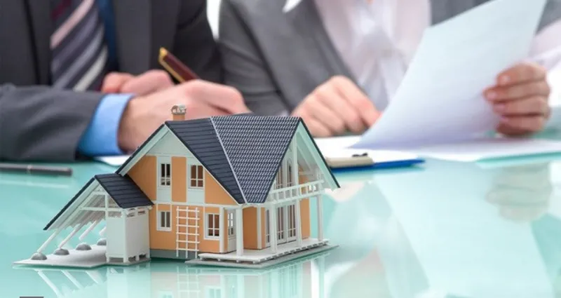 Người dân đóng thuế sử dụng đất tại cơ quan hành chính
